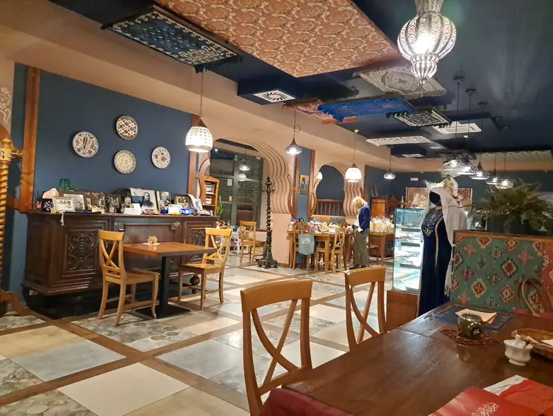 Sala z talerzami na ścianach